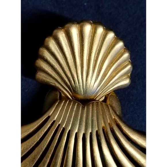 ANNE KLEIN COUTURE Jewelry, Vintage Signed Matte Gold Fan Scallop Shell Earrings - Picture 3 of 7